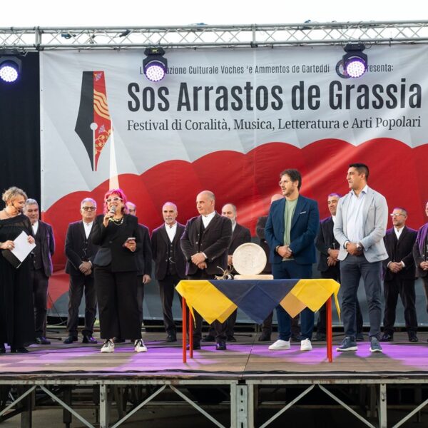 Festival “Sos arrastos de Grassia”: duecento artisti sul palco per il tributo alla premio Nobel nuorese